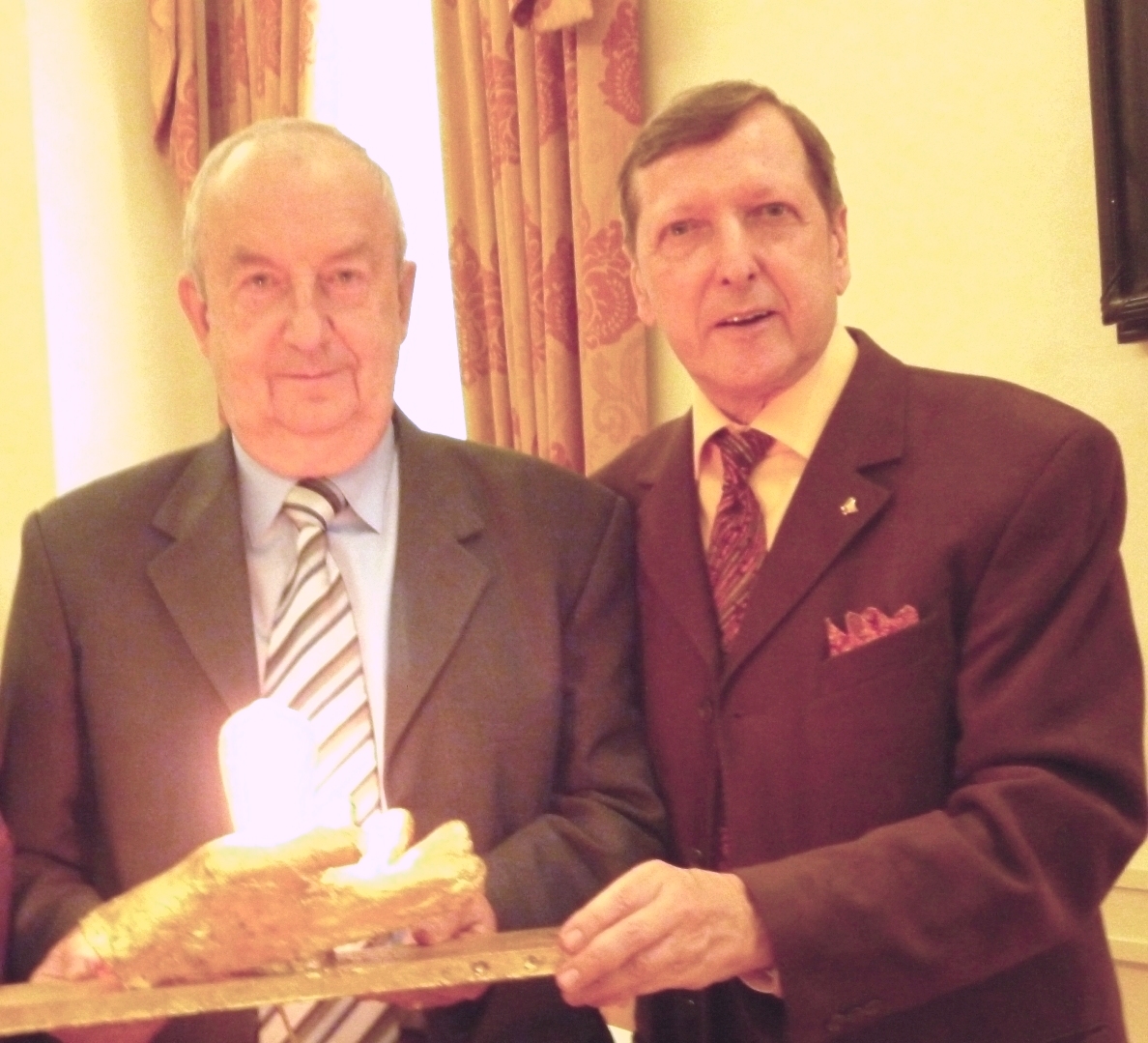 Ο Πρόεδρος κ. Ίγκορ Κοντράσιν και ο Αντιπρόεδρος Πολιτισμού του Παγκόσμιου Φιλοσοφικού Φόρουμ Πάρις Κατσίβελος, κρατούν το αναμμένο Σύμβολο – Λογότυπο  του Φόρουμ.  